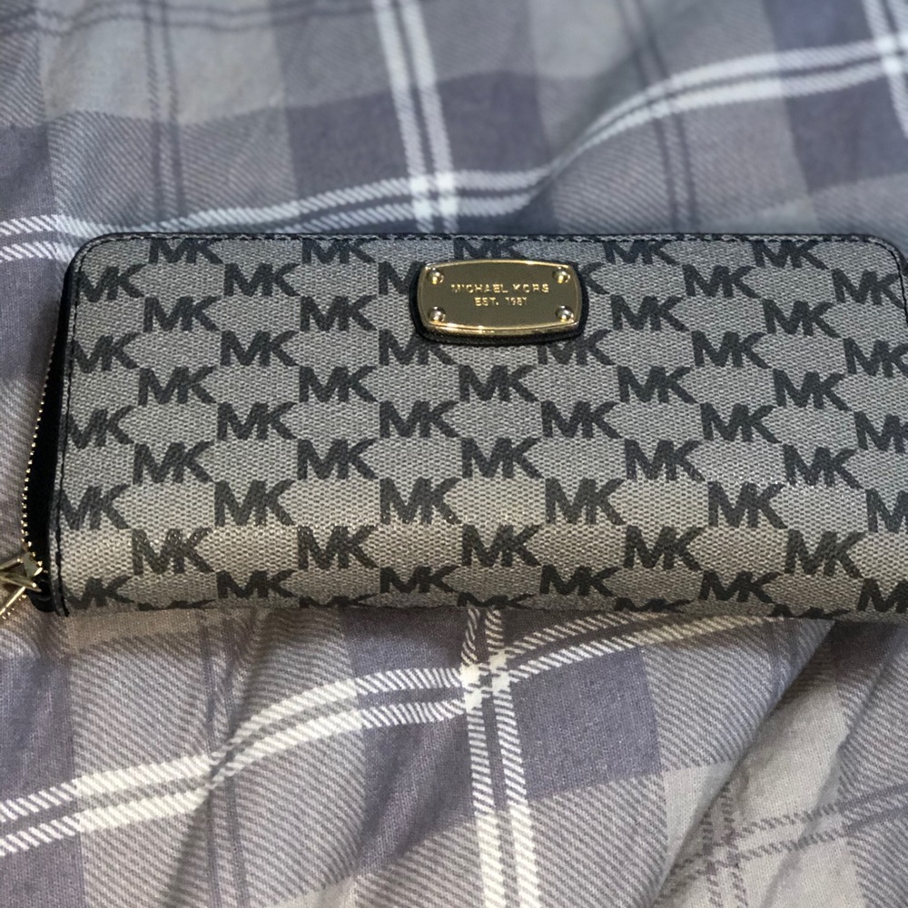 Michael Kors Jet Set Women’s Wristlet Wallet